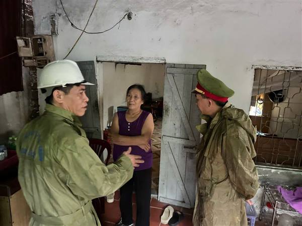 CHÍNH QUYỀN PHƯỜNG ĐỒ SƠN VẬN ĐỘNG NGƯỜI DÂN DI DỜI ĐẾN NƠI AN TOÀN TRÁNH BÃO SỐ 3