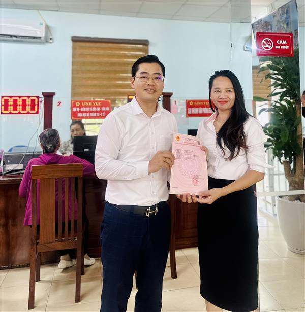 Phường Đồ Sơn trao Giấy chứng nhận quyền sử dụng đất đầu tiên theo mô hình chính quyền địa phương 2 cấp