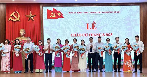 PHƯỜNG ĐỒ SƠN TỔ CHỨC LỄ CHÀO CỜ THÁNG 8 VỚI CHỦ ĐỀ “TƯ TƯỞNG HỒ CHÍ MINH – ÁNH SÁNG ĐẠI HỘI ĐẢNG”
