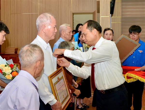 PHƯỜNG ĐỒ SƠN TỔ CHỨC LỄ TRAO TẶNG HUY HIỆU ĐẢNG ĐỢT 02/9/2025