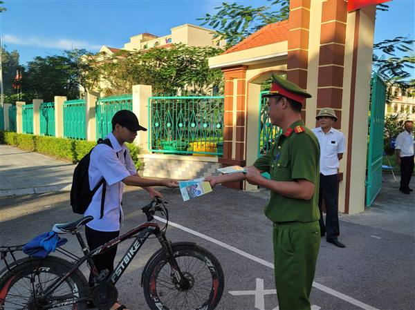 Tuyên truyền pháp luật về trật tự an toàn giao thông cho học sinh Trường THPT Đồ Sơn