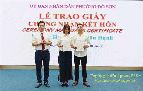 LỄ TRAO GIẤY CHỨNG NHẬN KẾT HÔN TẠI UBND PHƯỜNG ĐỒ SƠN