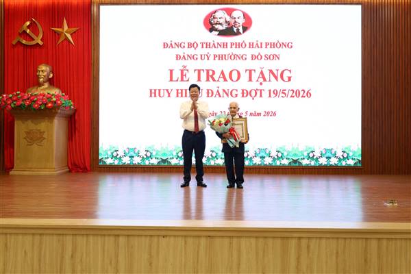 Đảng ủy phường Đồ Sơn tổ chức Lễ trao tặng Huy hiệu Đảng đợt 19/5 cho 39 đảng viên thuộc Đảng bộ phường.
