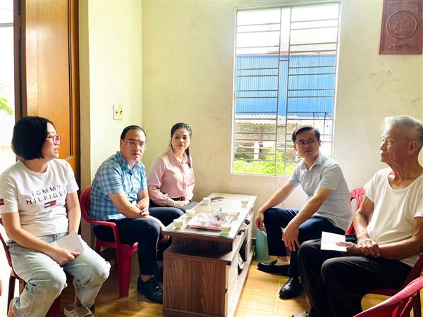 Phường Đông Hải tổ chức 3 đoàn thăm, tặng quà người cao tuổi tiêu biểu nhân Ngày quốc tế người cao tuổi 1/10