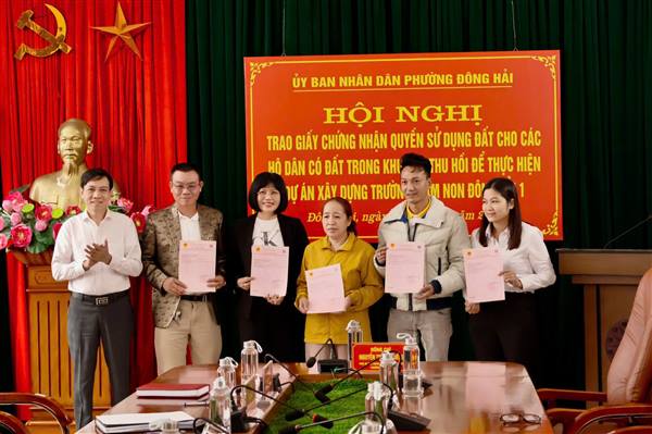  PHƯỜNG ĐÔNG HẢI: TRAO GIẤY CHỨNG NHẬN QUYỀN SỬ DỤNG ĐẤT CHO 5 HỘ DÂN DỰ ÁN TRƯỜNG MẦM NON ĐÔNG HẢI 1 