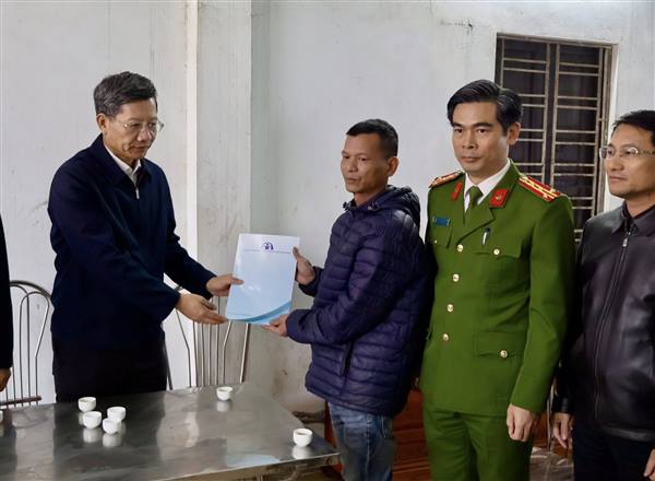 THĂM, TẶNG QUÀ CÁC GIA ĐÌNH NẠN NHÂN TAI NẠN GIAO THÔNG nhân dịp hưởng ứng "Ngày Thế giới tưởng niệm các nạn nhân tử vong vì TNGT" 