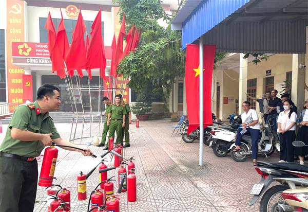  CÔNG AN PHƯỜNG ĐÔNG HẢI TUYÊN TRUYỀN, TẬP HUẤN PCCC GẮN VỚI VẬN ĐỘNG THU HỒI VŨ KHÍ, CÔNG CỤ HỖ TRỢ, PHÁO 