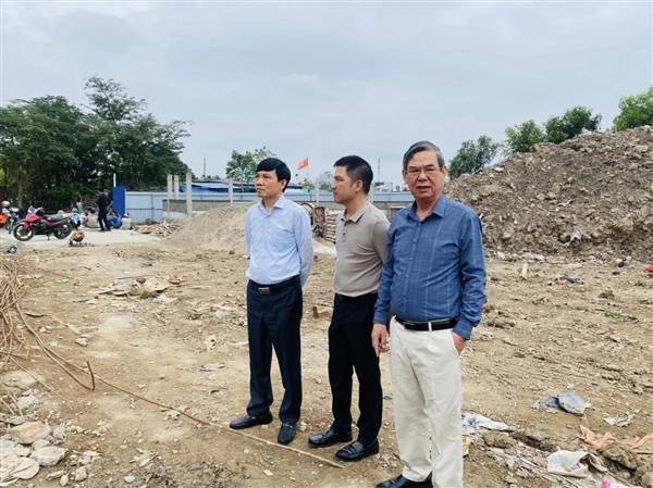CHỦ TỊCH UBND PHƯỜNG ĐÔNG HẢI KIỂM TRA THỰC ĐỊA CÁC DỰ ÁN TRƯỜNG HỌC TRÊN ĐỊA BÀN 