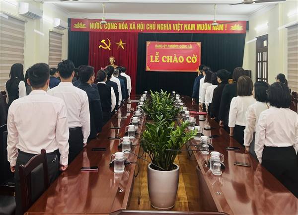 ĐẢNG ỦY - UBND PHƯỜNG TỔ CHỨC LỄ CHÀO CỜ THÁNG 12; PHÁT ĐỘNG ỦNG HỘ ĐỒNG BÀO MIỀN TRUNG, TÂY NGUYÊN