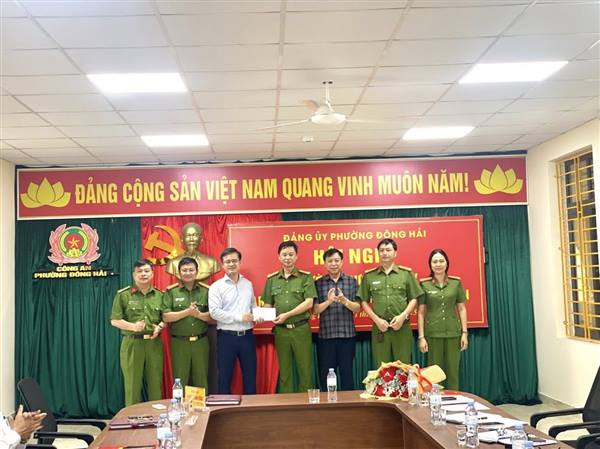 Thường trực Đảng ủy phường Đông Hải làm việc với Công an phường