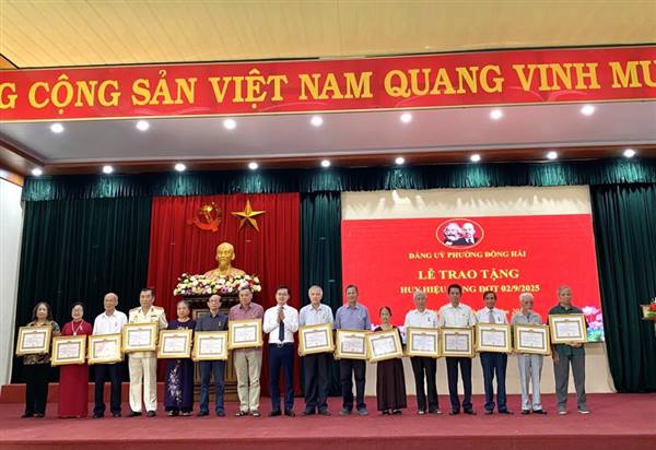 Đảng bộ phường Đông Hải trao tặng Huy hiệu đảng cho 61 đảng viên dịp kỷ niệm 80 năm Quốc khánh 2/9
