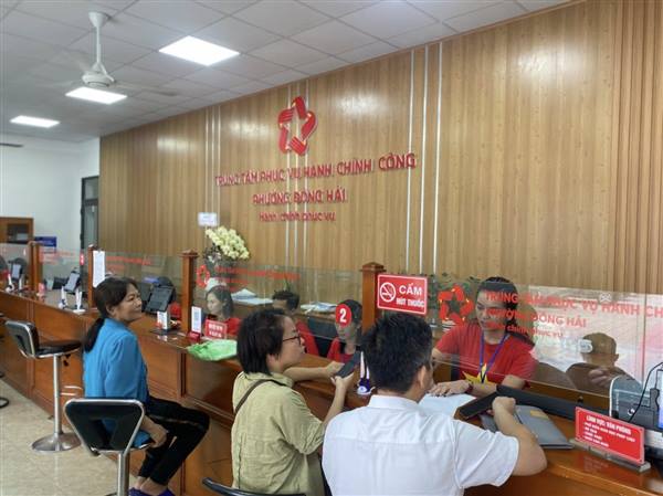 Cán bộ hành chính công phường Đông Hải rực rỡ trong sắc cờ Tổ quốc –tận tâm, trách nhiệm phục vụ nhân dân
