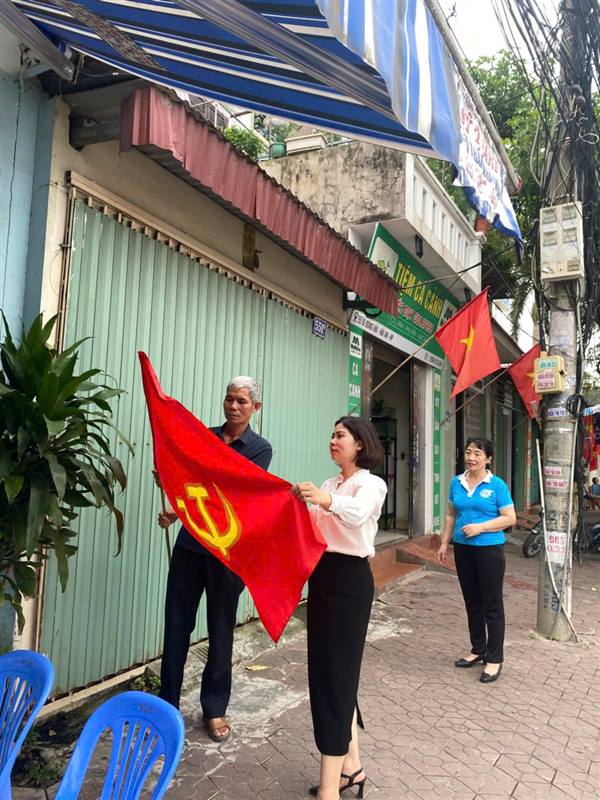  Hội phụ nữ phường Đông Hải tích cực tuyên truyền, vận động Nhân dân treo cờ Đảng, cờ Tổ quốc và băng zôn, khẩu hiệu tuyên truyền trên từng tuyến đường, góc phố chào mừng Đại hội Đảng bộ phường Đông Hải lần thứ Nhất, nhiệm kỳ 2025-2030 