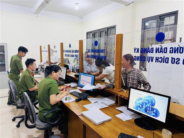 PHƯỜNG ĐÔNG HẢI ĐẨY MẠNH TRIỂN KHAI CẤP THẺ ĐẢNG VIÊN GẮN CHIP TRÊN ĐỊA BÀN 