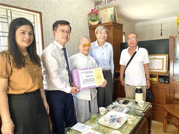 Phường Đông Hải thăm tặng quà cán bộ Tiền khởi nghĩa nhân kỷ niệm 80 năm Quốc khánh nước Cộng hòa xã hội chủ nghĩa Việt Nam (2/9/1945 – 2/9/2025)
