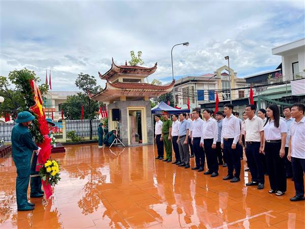  LÃNH ĐẠO PHƯỜNG ĐÔNG HẢI DÂNG HƯƠNG TƯỞNG NIỆM TRƯỚC THỀM ĐẠI HỘI ĐẢNG BỘ LẦN THỨ I, NHIỆM KỲ 2025-2030