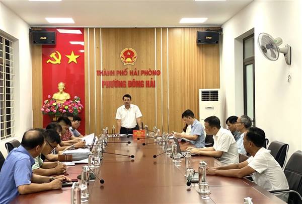 UBND phường Đông Hải làm việc với các hộ dân liên quan đến việc thực hiện dự án bãi chôn lấp chất thải rắn tạm thời tại khu vực Đình Vũ.
