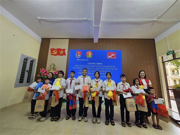 Đoàn TNCS Hồ Chí Minh - Hội đồng Đội phường Đông Hải phối hợp Nhóm thiện nguyện Sống sẻ chia, Tổ chức giáo dục Apollo chi nhánh Hải Phòng tổ chức Chương trình trao quà cho học sinh có hoàn cảnh khó khăn nhân dịp đầu năm học 2025 - 2026 và Tết Trung thu 2025