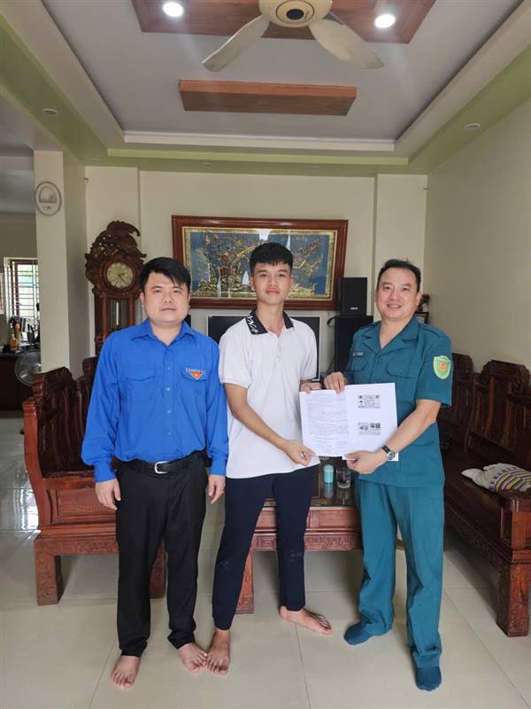 ĐOÀN VIÊN THANH NIÊN PHƯỜNG ĐÔNG HẢI VIẾT TIẾP CÂU CHUYỆN TRUYỀN THỐNG CÁCH MẠNG ĐỊA PHƯƠNG HĂNG HÁI XUNG PHONG LÊN ĐƯỜNG NHẬP NGŨ BẢO VỆ TỔ QUỐC.

