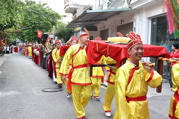 RỘN RÀNG LỄ RƯỚC ĐỨC THÁNH TRẦN TẠI ĐỀN PHÚ XÁ