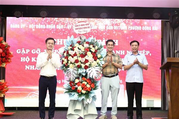 PHƯỜNG ĐÔNG HẢI GẶP GỠ, ĐỐI THOẠI VỚI DOANH NGHIỆP, BIỂU DƯƠNG 11 ĐƠN VỊ TIÊU BIỂU