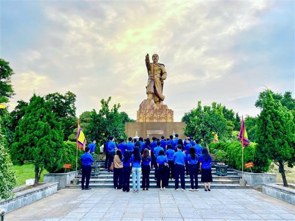 ĐOÀN THANH NIÊN BỘ XÂY DỰNG DÂNG HƯƠNG TẠI CỤM DI TÍCH QUỐC GIA ĐẶC BIỆT TỪ LƯƠNG XÂM.