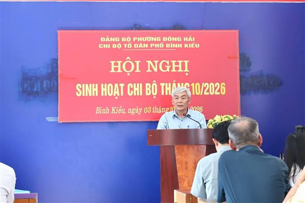 Đồng chí Nguyễn Trọng Khiêm, Phó Bí thư Đảng ủy, Chủ tịch UBND phường dự sinh hoạt Chi bộ TDP Bình Kiều, định hướng một số nhiệm vụ trọng tâm tại cơ sở.
