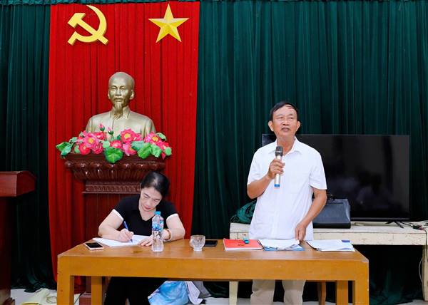Đồng chí Nguyễn Khánh Chi - PCT UBND phường dự sinh hoạt Chi bộ TDP Hạ Đoạn 1, trao đổi các vấn đề nhân dân quan tâm.