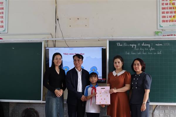 Khen thưởng học sinh đạt huy chương tại Đại hội Thể dục thể thao thành phố