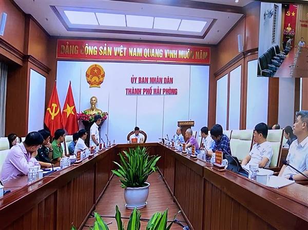 Lãnh đạo Đảng ủy - Ủy ban nhân dân phường Đông Hải tham dự hội nghị trực tuyến nghe báo cáo tiến độ thực hiện kế hoạch giải ngân vốn đầu tư công và công tác giải phóng mặt bằng các dự án trên địa bàn thành phố