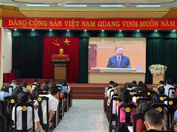 Sáng ngày 13/4/2026, Đảng bộ phường Đông Hải tổ chức tiếp sóng Hội nghị trực tuyến toàn quốc nghiên cứu, học tập, quán triệt và triển khai thực hiện Nghị quyết Hội nghị lần thứ hai Ban Chấp hành Trung ương Đảng khoá XIV.