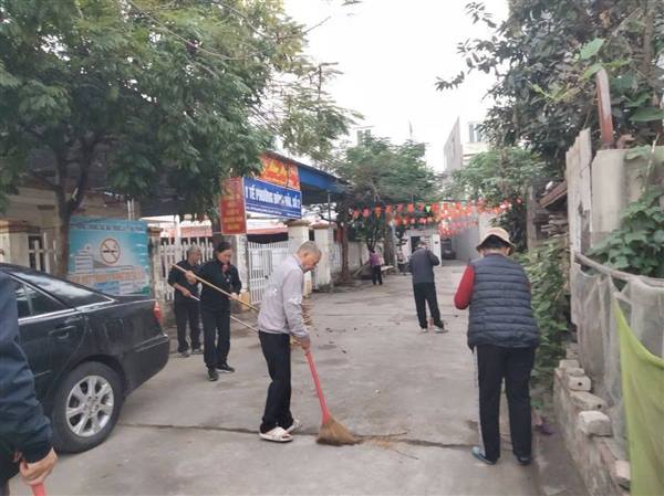Hội Cựu chiến binh phường ra quân chăm sóc nghĩa trang liệt sĩ, di tích Từ Lương Xâm