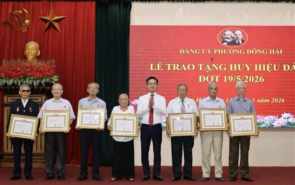 SÁNG 14/5, ĐẢNG ỦY PHƯỜNG ĐÔNG HẢI TỔ CHỨC LỄ TRAO TẶNG HUY HIỆU ĐẢNG ĐỢT 19/5/2026 CHO 62 ĐẢNG VIÊN THUỘC ĐẢNG BỘ PHƯỜNG