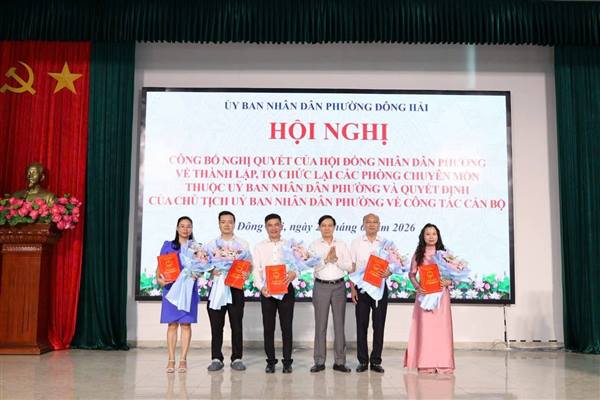 Phường Đông Hải thành lập Phòng Kinh tế và Phòng Xây dựng và Môi trường, kiện toàn đội ngũ lãnh đạo các phòng chuyên môn