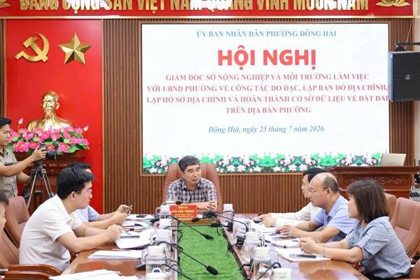 Đồng chí Giám đốc Sở Nông nghiệp và Môi trường làm việc với phường Đông Hải, thúc đẩy tiến độ xây dựng cơ sở dữ liệu đất đai