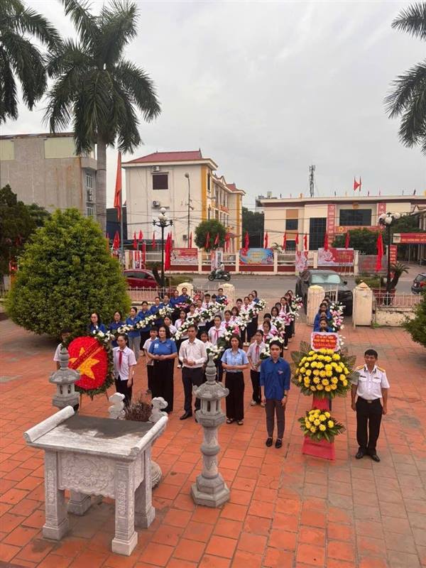 Trường THCS Đông Hải dâng hương, dâng hoa tri ân các anh hùng liệt sĩ