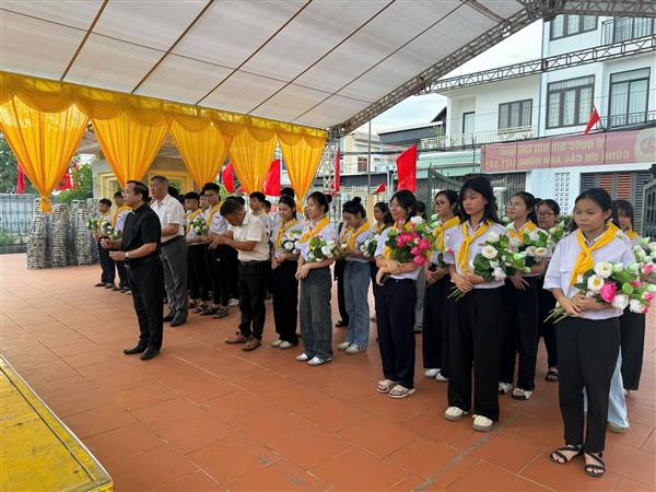 Giáo xứ Xâm Bồ dâng hoa tri ân các anh hùng liệt sĩ