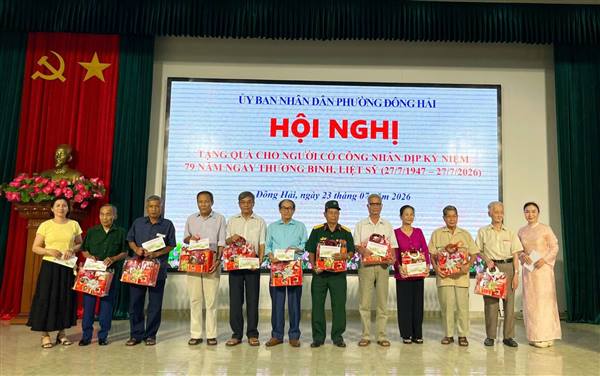 Phường Đông Hải phối hợp trao quà tri ân người có công nhân kỷ niệm 79 năm Ngày Thương binh - Liệt sĩ