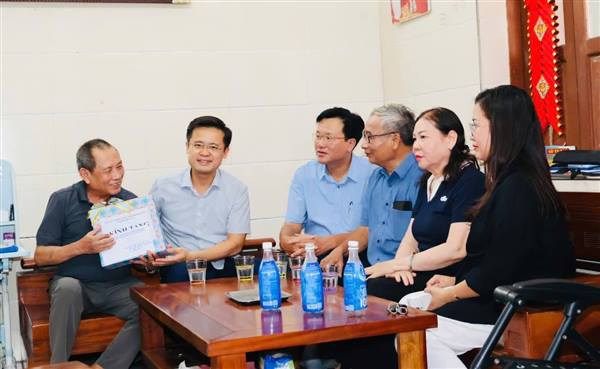 Phường Đông Hải tổ chức các đoàn thăm, tặng quà gia đình chính sách nhân kỷ niệm 79 năm Ngày Thương binh - Liệt sĩ