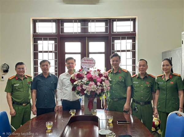 Lãnh đạo phường Đông Hải thăm, chúc mừng Công an phường nhân kỷ niệm 81 năm Ngày truyền thống lực lượng CAND.