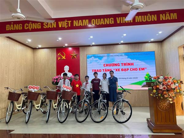 Phường Đông Hải trao 15 xe đạp cho học sinh có hoàn cảnh khó khăn.