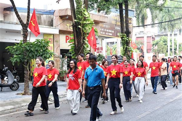 Gần 300 người dân phường Đông Hải hòa nhịp “Cùng Việt Nam tiến bước”.