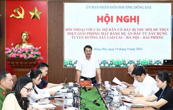 UBND phường Đông Hải đối thoại với các hộ dân thực hiện giải phóng mặt bằng Dự án đường sắt Lào Cai - Hà Nội - Hải Phòng.