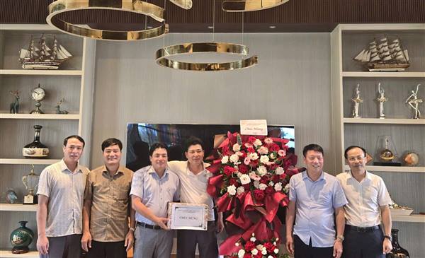 Lãnh đạo phường Dương Kinh thăm tặng quà một số doanh nghiệp tiêu biểu trên địa bàn phường nhân Ngày Doanh nhân Việt Nam 