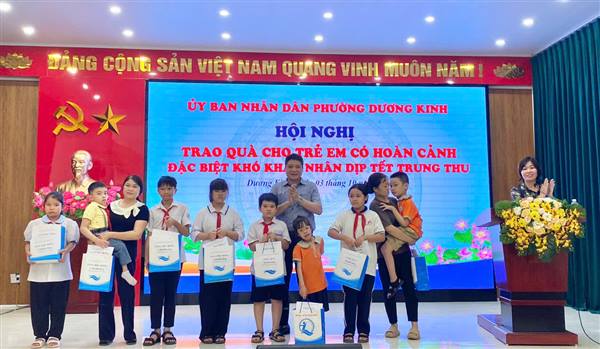 Trao học bổng, tặng quà cho trẻ em có hoàn cảnh khó khăn nhân dịp Tết trung thu năm 2025 trên địa bàn phường Dương Kinh 