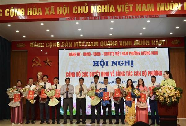 UBND phường Dương Kinh tổ chức Hội nghị công bố các Quyết định về công tác cán bộ năm 2025