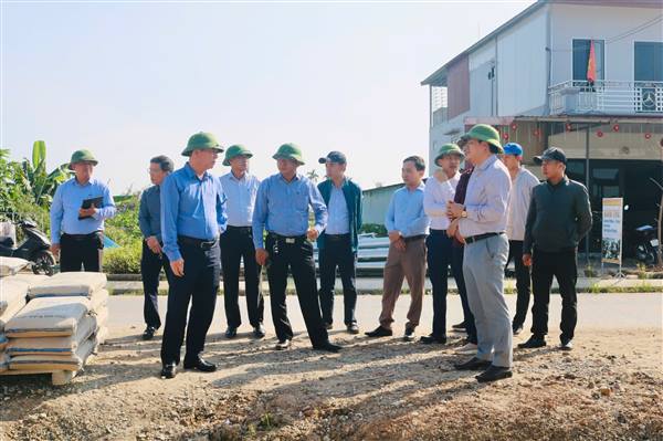 Lãnh đạo UBND phường Dương Kinh kiểm tra tiến độ thi công tuyến đường trục Đại Thắng 