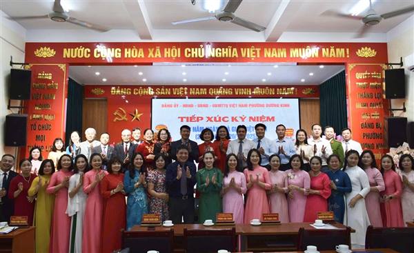 Phường Dương Kinh tiếp xúc kỷ niệm 43 năm ngày Nhà giáo Việt Nam (20/11/1982 - 20/11/2025) 