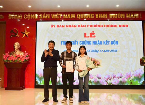 UBND phường Dương Kinh tổ chức lễ trao giấy chứng nhận kết hôn cho cặp đôi Việt - Pháp 