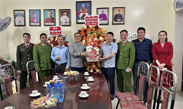 Phường Dương Kinh thăm, tặng quà, chúc mừng Giáng sinh năm 2025